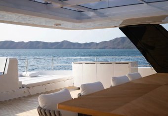 Colibri yacht charter lifestyle
                        