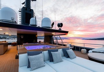 Q yacht charter lifestyle
                        