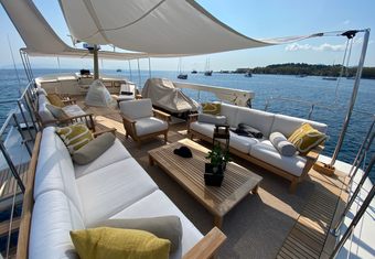 Stalca yacht charter lifestyle
                        
