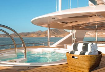 Valinor yacht charter lifestyle
                        