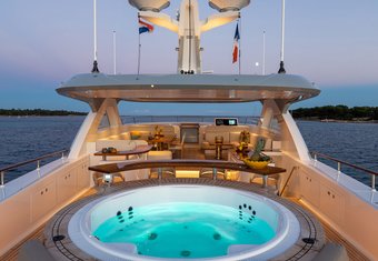 Mana I yacht charter lifestyle
                        
