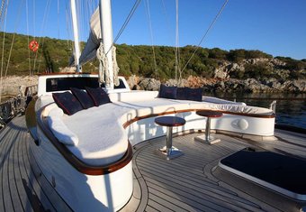 Didi yacht charter lifestyle
                        