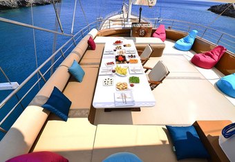 Luce Del Mare yacht charter lifestyle
                        