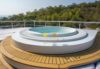 Immersive yacht charter lifestyle
                        