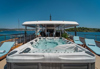 Riva yacht charter lifestyle
                        
