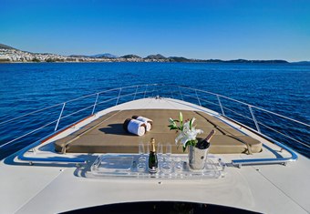 Sea U yacht charter lifestyle
                        