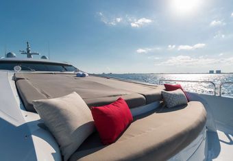 Privee yacht charter lifestyle
                        