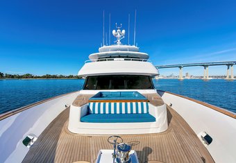 El Rey yacht charter lifestyle
                        