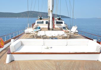 Papa Joe yacht charter lifestyle
                        