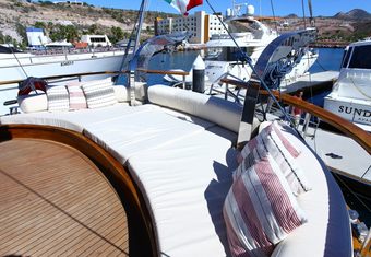 Besame Mucho yacht charter lifestyle
                        