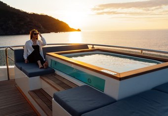 Heeus yacht charter lifestyle
                        