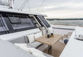 Calmao yacht charter lifestyle
                        