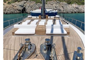 Tigra yacht charter lifestyle
                        