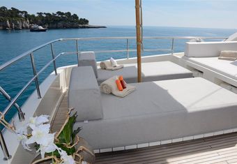 Heal yacht charter lifestyle
                        