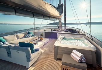 San LiMi yacht charter lifestyle
                        