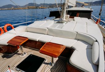 Beyaz Lale yacht charter lifestyle
                        