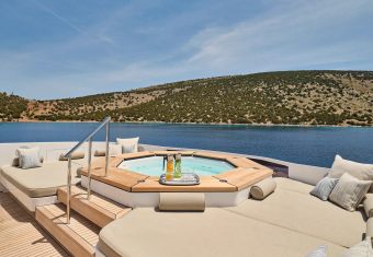 Totem yacht charter lifestyle
                        