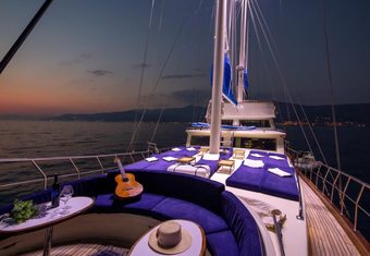 Saint Luca yacht charter lifestyle
                        