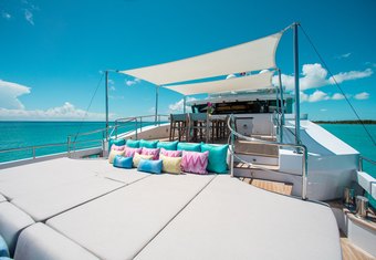 Curfew II yacht charter lifestyle
                        