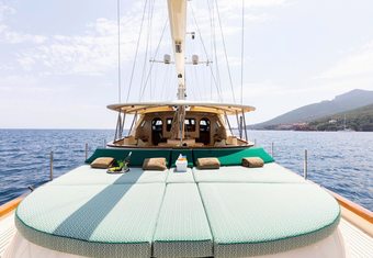 Norfolk Star yacht charter lifestyle
                        