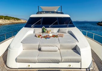 The Bird yacht charter lifestyle
                        