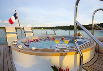 Paolyre yacht charter lifestyle
                        