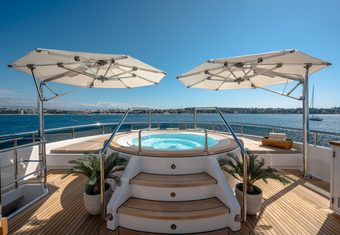Gladiator yacht charter lifestyle
                        