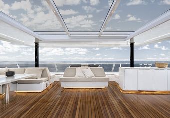 Manta yacht charter lifestyle
                        