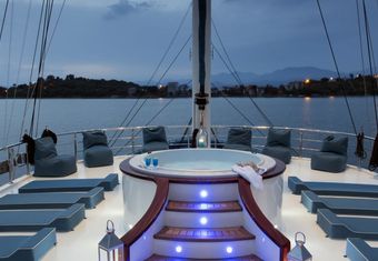 Queen Atlantis yacht charter lifestyle
                        