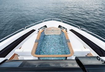 Saint yacht charter lifestyle
                        