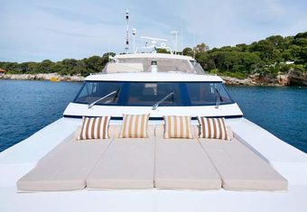 Sunliner X yacht charter lifestyle
                        