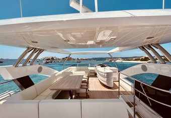 Sarahlisa yacht charter lifestyle
                        