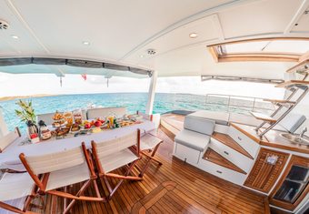 Dolcevitacat yacht charter lifestyle
                        