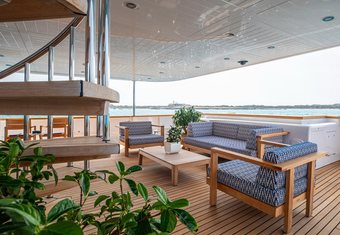 Solinda yacht charter lifestyle
                        