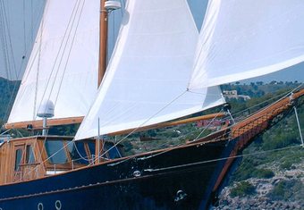 Liana H yacht charter lifestyle
                        