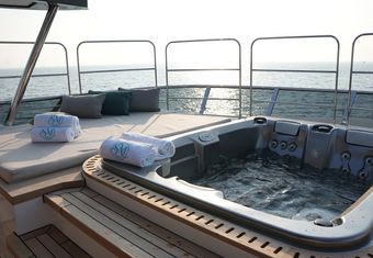 Geulunel yacht charter lifestyle
