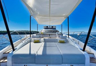 Wave yacht charter lifestyle
                        