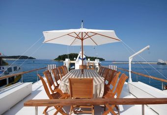 Cadabra yacht charter lifestyle
                        