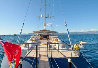 Guillemot yacht charter lifestyle
                        