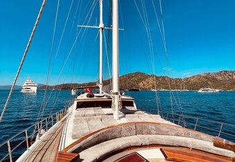 Diva Deniz yacht charter lifestyle
                        