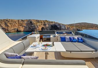 Vyno yacht charter lifestyle
                        