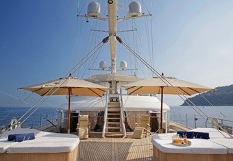La Luna yacht charter lifestyle
                        