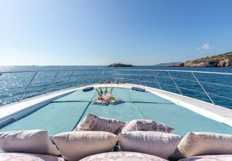 Belisa yacht charter lifestyle
                        