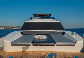 Whitehaven yacht charter lifestyle
                        