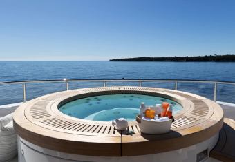 Dyna® yacht charter lifestyle
                        