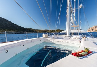 Q yacht charter lifestyle
                        