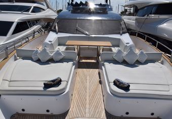 RAY III yacht charter lifestyle
                        