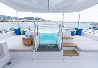 Romeo Foxtrot yacht charter lifestyle
                        