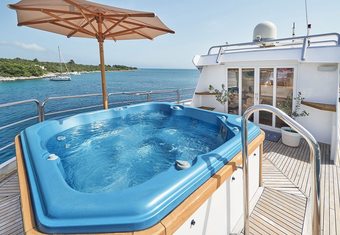 La Perla yacht charter lifestyle
                        