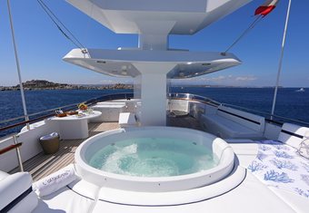 L'Albatros yacht charter lifestyle
                        